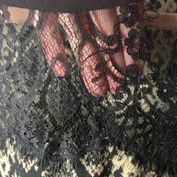 Vince Camuto Lace Yoke Snake Charm Long Sleeve Top Size Medium Rich Black - Picture 5 of 12